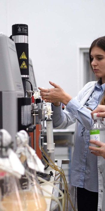 Студентки института в лаборатории