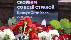 Цветы на улице во время акции в память о жертвах теракта в подмосковном "Крокус Сити Холле"