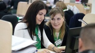 Сотрудницы за компьютером