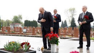 mihail-mishustin-vozlagaet-cvety-k-monumentu-drevo-skorbi