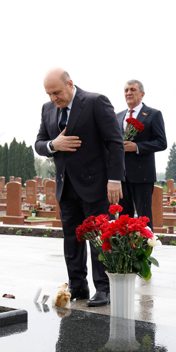 mihail-mishustin-vozlagaet-cvety-k-monumentu-drevo-skorbi