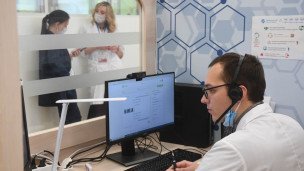 Медицинский сотрудник онлайн консультирует пациента 