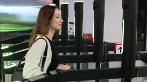 Женщина у турникетов на станции метро