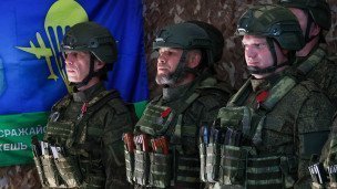 Военные стоят в строю