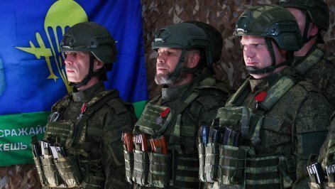 Военные стоят в строю