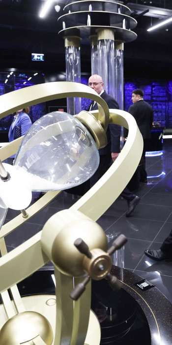 Председатель правительства РФ Михаил Мишустин во время посещения экспозиции "Атом" на ВДНХ