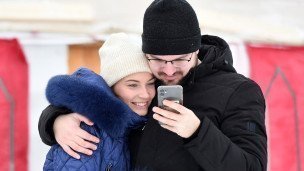 Молодые люди смотрят в телефон
