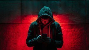 Мошенник с телефоном в руках