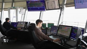 Авиадиспетчеры во время работы в командно-диспетчерском пункте