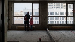 Родитель с ребенком во время приемки квартиры в новостройке