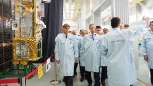 Денис Мантуров осматривает линию сборки космических аппаратов