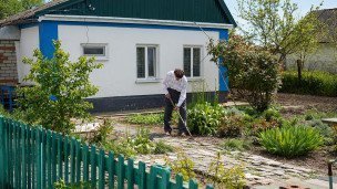 Мужчина во дворе сельского дома