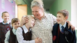 Учитель начальных классов с учениками