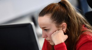 Женщина за ноутбуком 