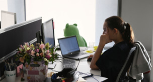 Сотрудница в офисе 