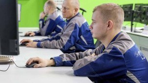 сотрудники в центре управления заводом пультовой