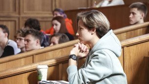 студенты в аудитории во время занятия