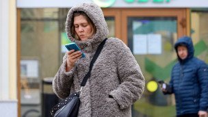 Горожане у отделения банка со смартфонами