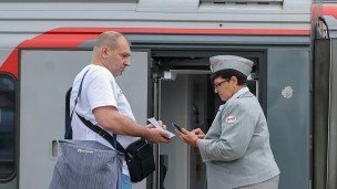  Пассажир и проводник поезда дальнего следования 