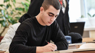 Учащийся в школе во время занятий 