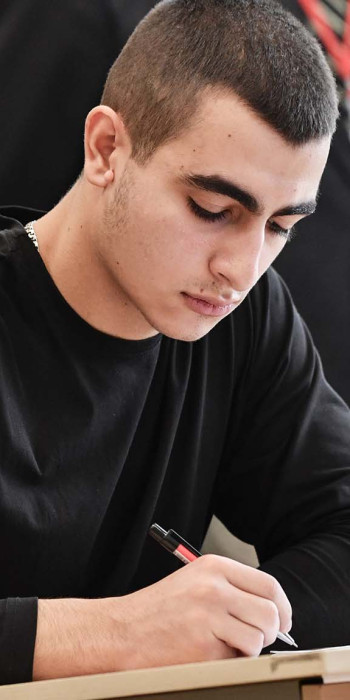 Учащийся в школе во время занятий 