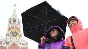 Туристы из Китая гуляют на Красной площади