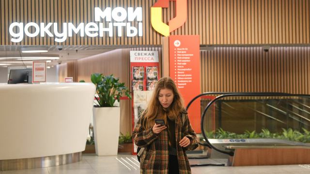 Посетительница во флагманском многофункциональном центре