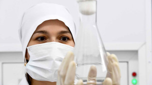 Сотрудница завода по производству антибиотиков