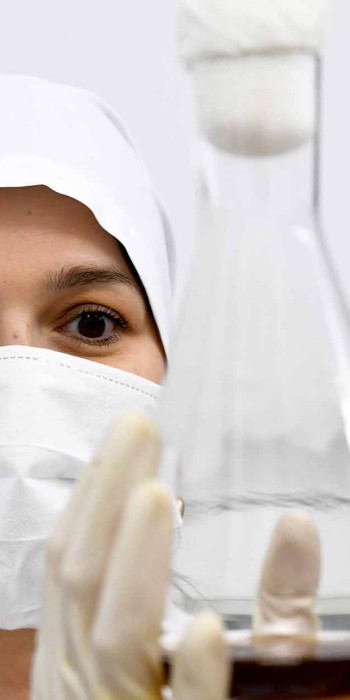 Сотрудница завода по производству антибиотиков