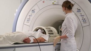 Пациентке выполняют магнитно-резонансную томографию (МРТ)