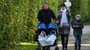 Многодетная семья на прогулке