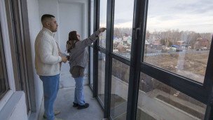 Молодая пара на балконе новостройки