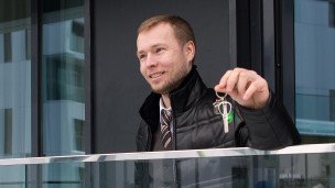 Мужчина держит ключи от квартиры