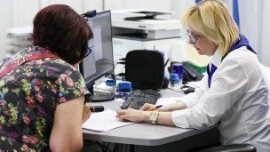 Сотрудник и посетитель в отделении банка