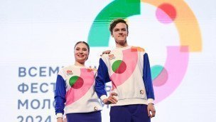 Участники фестиваля на сцене