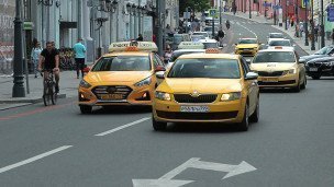 Желтые автомобили такси едут по дороге