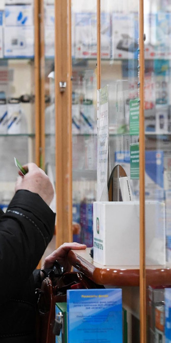 Покупательница в аптеке