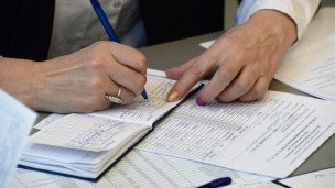 Выдача медкнижки крупный план руки подписывающие документ