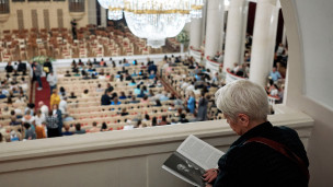 Посетительница перед началом концерта 