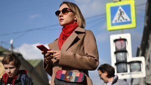 Девушка на улице с телефоном в руках