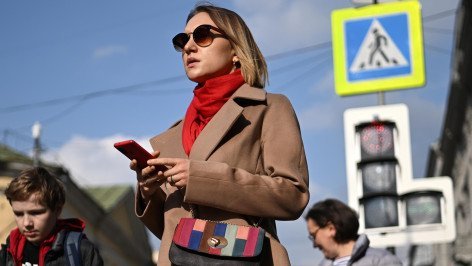 Девушка на улице с телефоном в руках