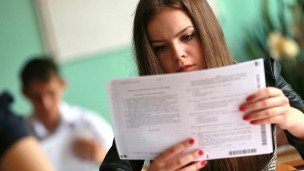 Выпускники перед началом сдачи ЕГЭ