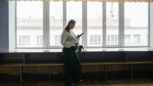 Беременная студентка в университете