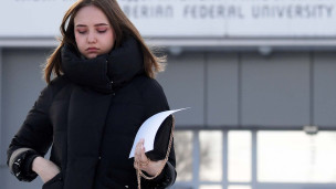 студентка возле университета