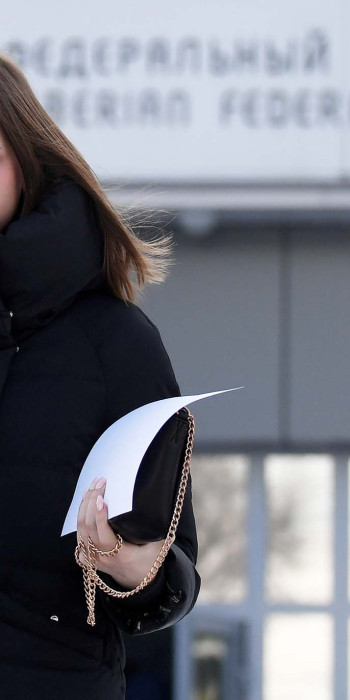 студентка возле университета