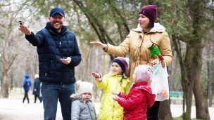 Многодетная семья в парке