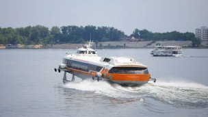 скоростное судно на реке