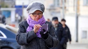 Женщина с телефоном на улице