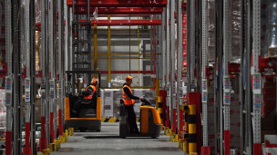 Сотрудники на автокаре в распределительном центре компании X5 Retail Group 