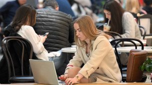 Посетительница в торговом центре с ноутбуком